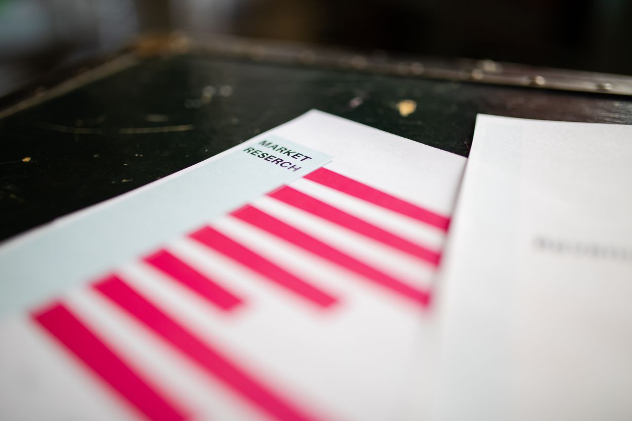 who-we-are Un gros plan détaillé d’un document d’étude de marché montrant un graphique à barres et mettant l’accent sur les tendances du marché.
